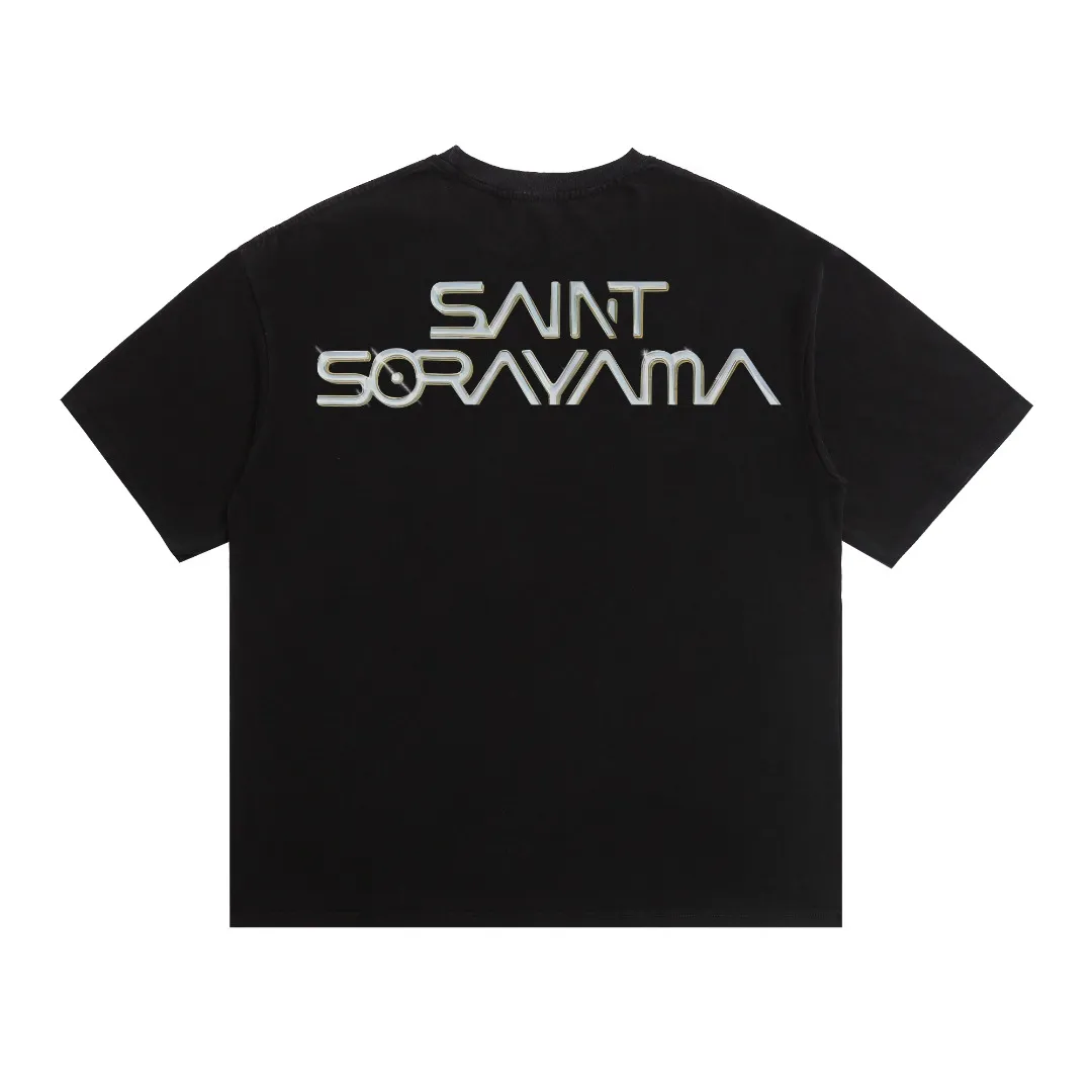 Saint Michael Sorayama Hajime co-branded Ex Machina Metal Dinosaur Sorayama printed washed and distressed T-shirt with loose short sleeves and digital white ink direct printing. The fabric is breathable and the pattern is three-dimensional and clear. Fabric: Double yarn 240g Style number: S965 Size: S-M-L-XL Color: Black Price: P118
